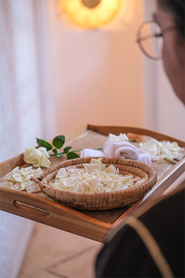 Bienvenida al spa con refrescos tradicionales.